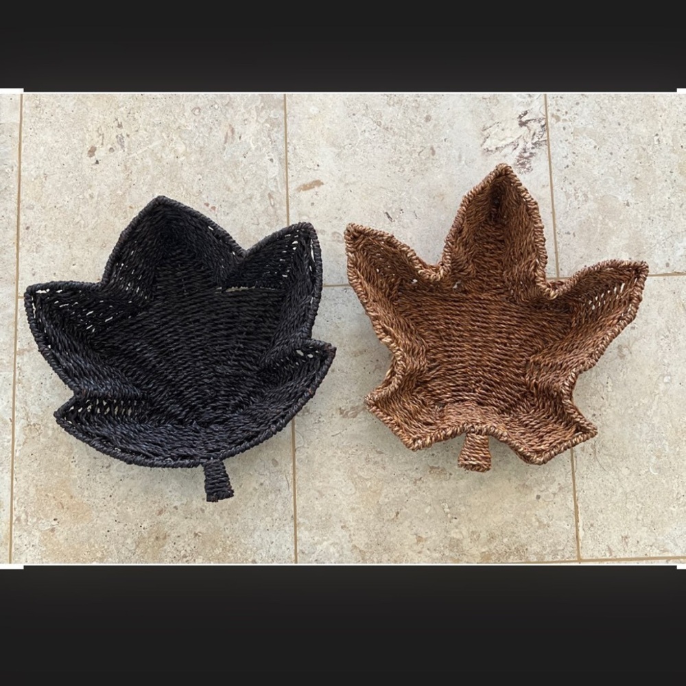 2 Leaf shaped docorative baskets
